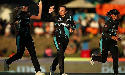 Lea Tahuhu of New Zealand celebrates