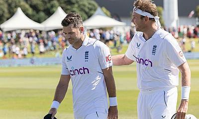 England's Broad and Anderson took 4 wickets apiece