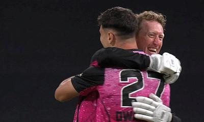 Sydney Sixers Dwarshuis and Cox celebrating